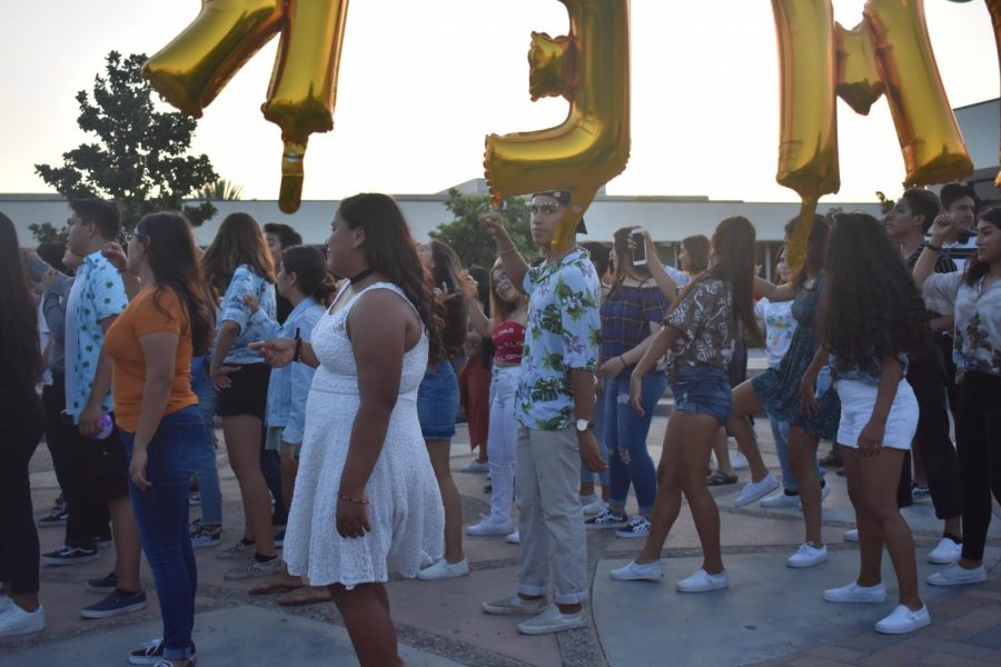 Anaheim comienza el año escolar con un baile de regreso a clases