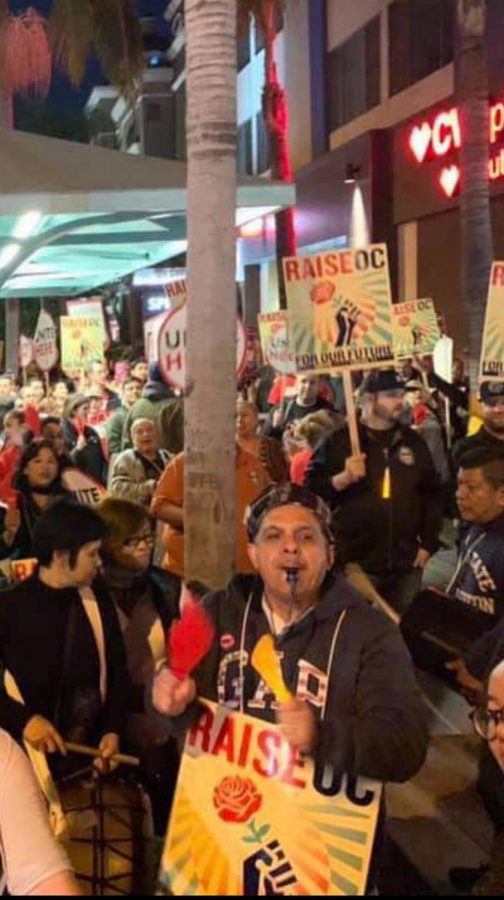 Continuan las protestas de trabajadores hoteleros en Anaheim
