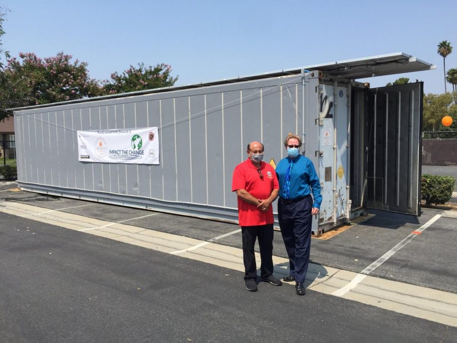 Lou Correa(Izquierda) se para enfrente del refrigerador de comida donada a Anaheim High School