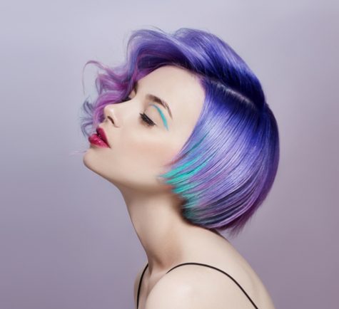 Mujeres jovenes estan usando diversos colores a la vez como la ultima moda. 