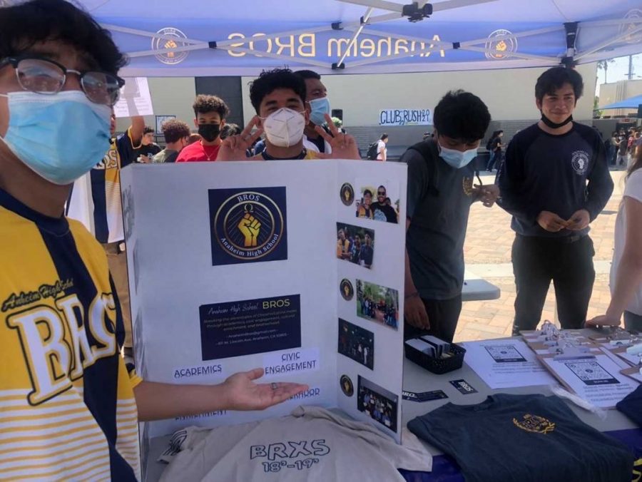 Bros were busy presenting their club to the crowds of students looking for clubs. 