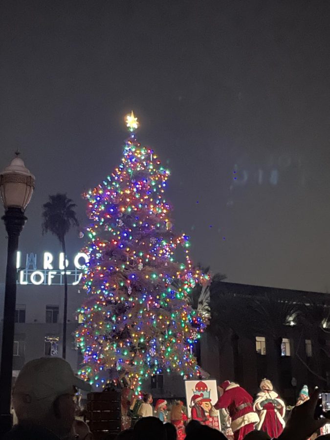 +Santa+Claus+himself+came+with+Mrs.+Claus+to+commence+the+tree+lighting+ceremony.+Once+the+tree+was+finally+lit%2C+the+tree+generously+donated+by+Disneyland+blew+the+audience+away+with+its+brilliant+lights.+%0A