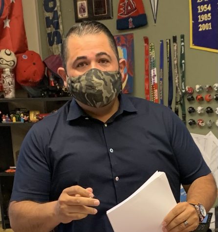 Profe Carbajal, con las tareas de sus estudiantes. 