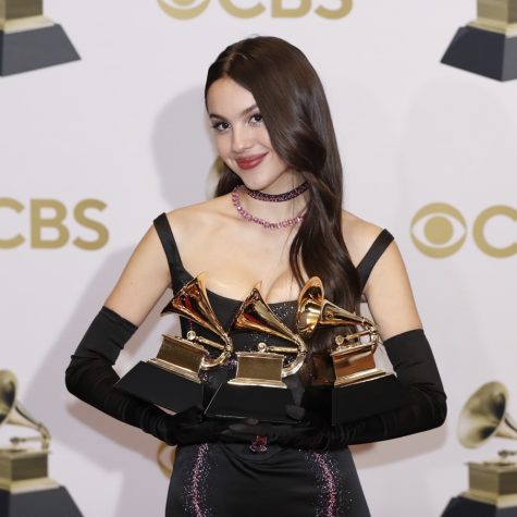 Las Vegas (United States), 04/04/2022.- Olivia Rodrigo poses in the press room with her Grammy for Best New Artist and Best Pop Solo Performance for Drivers License, during the 64th annual Grammy Awards at the MGM Grand Garden Arena in Las Vegas, Nevada, USA, 03 April 2022. (Estados Unidos) EFE/EPA/ETIENNE LAURENT