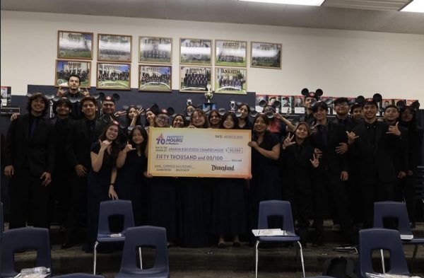 All of chamber singers proudly standing with their check. Todos los cantantes del coro avanzado se muestran orgullosos con su cheque.