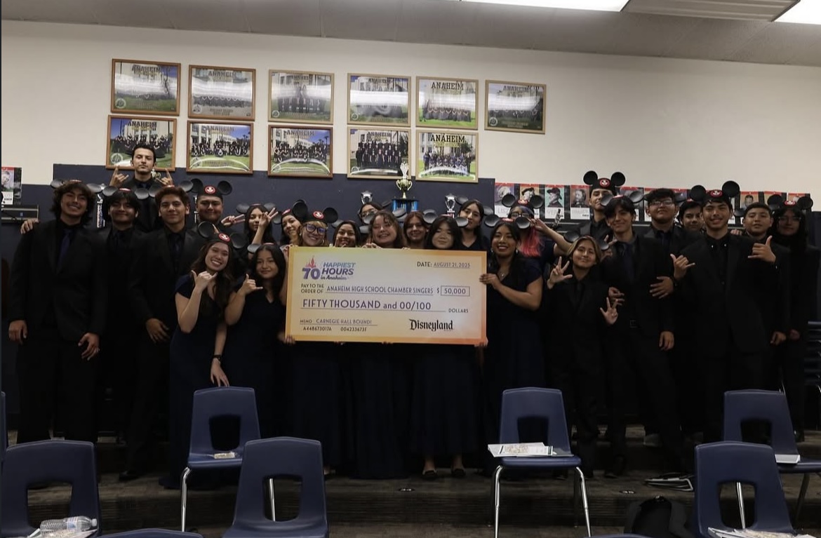 All of chamber singers proudly standing with their check. Todos los cantantes del coro avanzado se muestran orgullosos con su cheque.