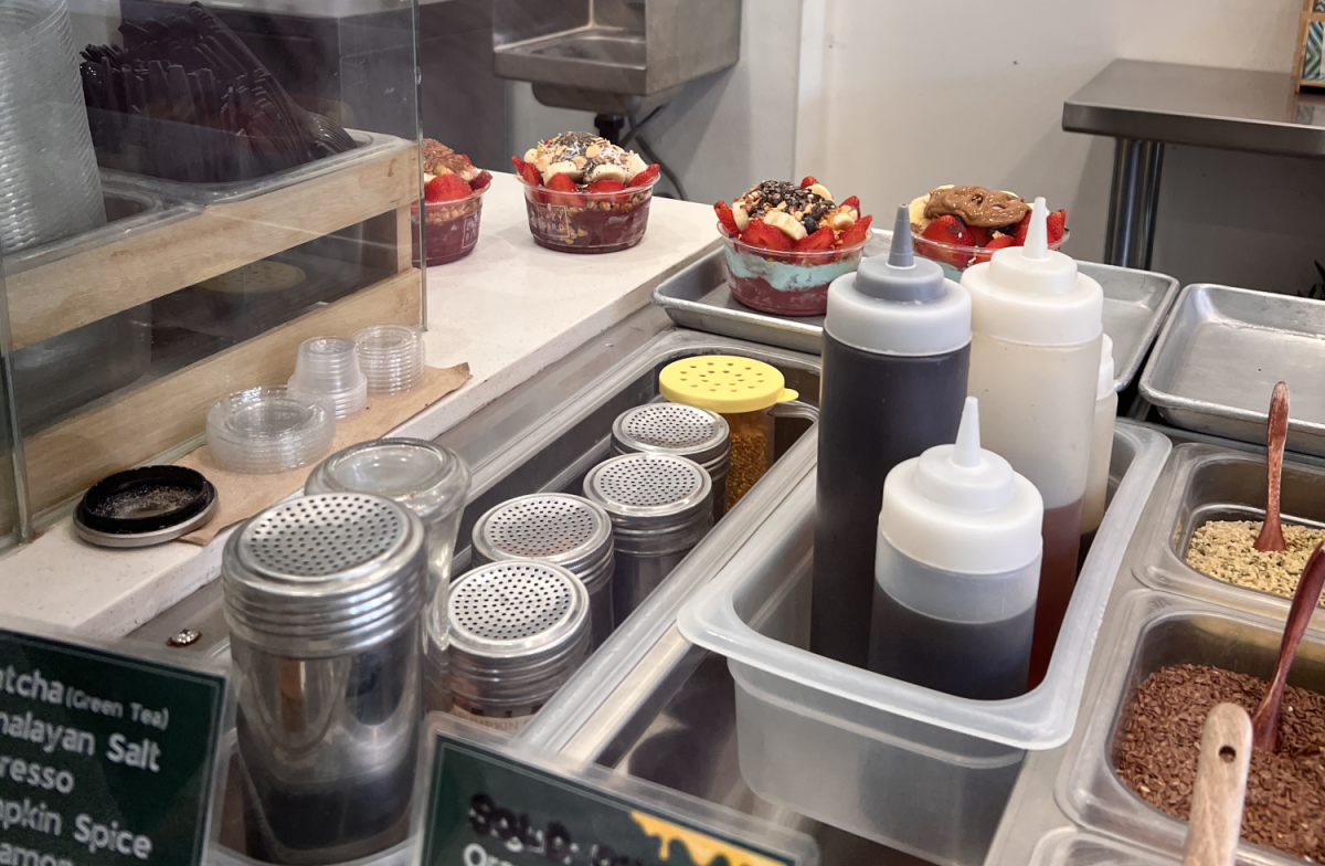Açaí bowls being made inside of Lazy Bird/Açai bowls hechos dentro de Lazy Bird