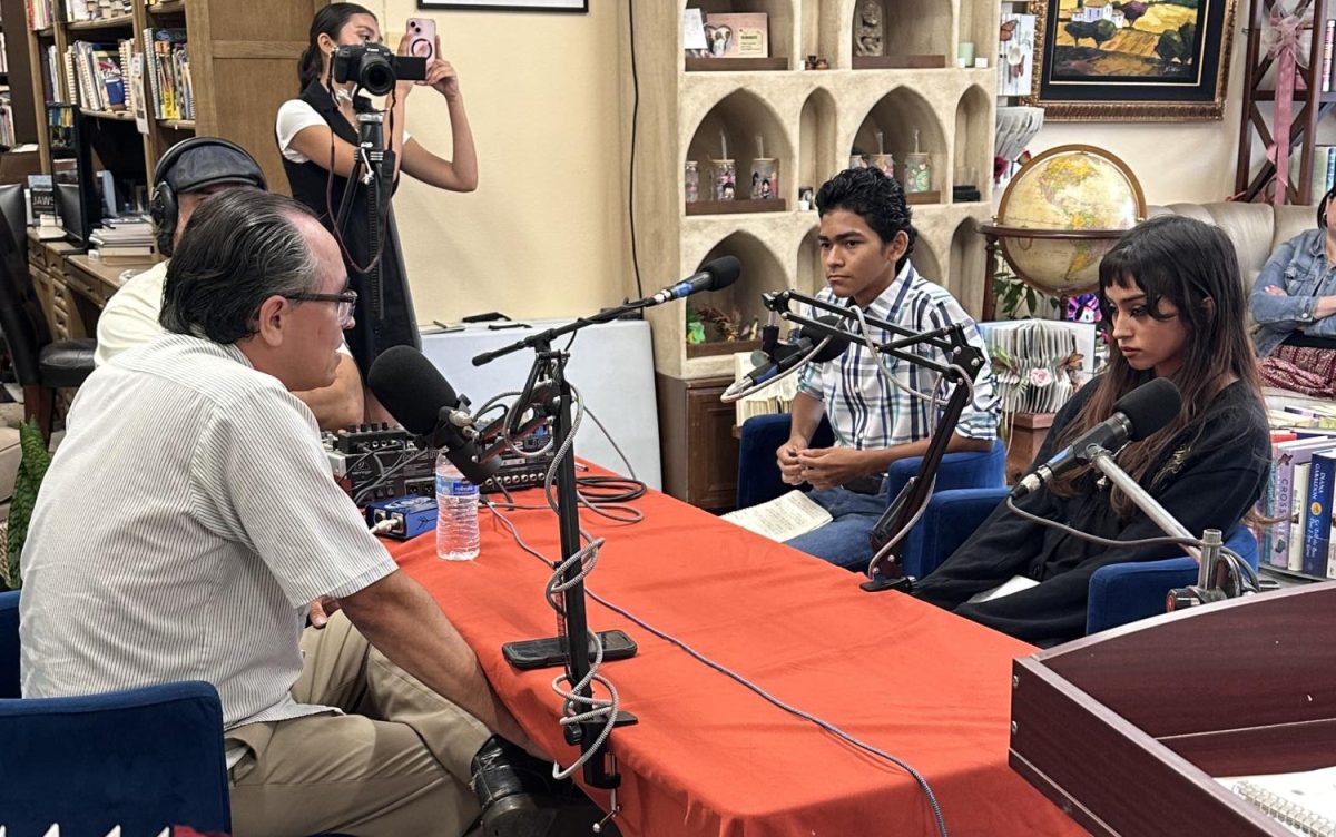 The Untold Story Tellers interviewing Gustavo Arellano - Los "Untold Sorytellers" entrevistando a Gustavo Arellano