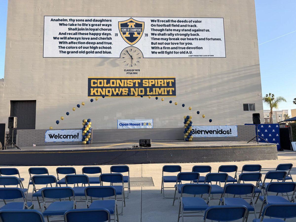 Anaheim High School Pep Stage during Open House | Escenario de animación de la escuela secundaria de Anaheim durante la jornada de puertas abiertas